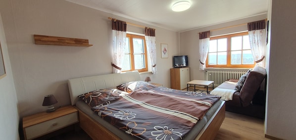 Ferienwohnung für 2 Personen mit Panoramablick über Wiesen und Wälder