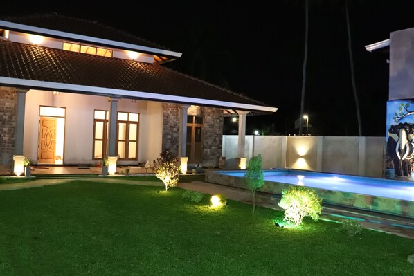 Fachada da propriedade à noite