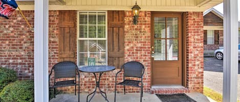 Oxford Vacation Rental | 2BR | 2BA | 1,100 Sq Ft | 1 Step for Access