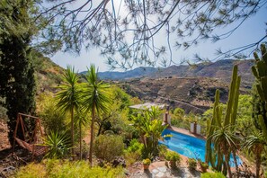 Enjoy the views of this rural house in Guaro