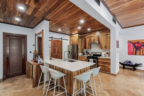 From gourmet meals to quick bites, this kitchen is perfect! ‍