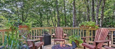 Black Mountain Vacation Rental | 3BR | 2.5BA | 1,420 Sq Ft | Stairs to Access