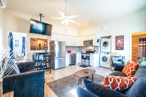 Modern furnishings. SmartTV and couch pulls out into a twin bed. Downstairs and no stairs.