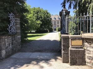 Main entrance.. Avenue du Barrez