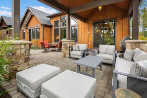 The 19th Hole - Fantastic, covered outdoor living space!