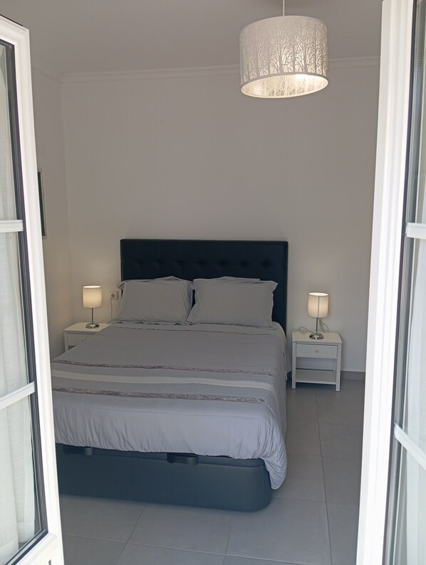 Quarto com cama de casal, casa de banho privativa e grande varanda