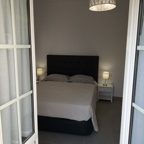 Quarto com cama de casal e grande varanda - Piso 2