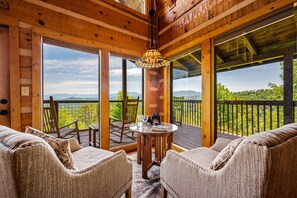Enjoy your morning cup of coffee in the reading nook, while viewing the gorgeous views.