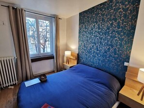 Bedroom n°1 (Royal Blue Bedroom)