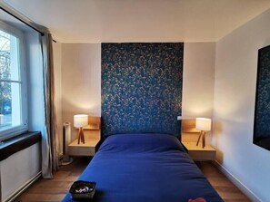 Bedroom n°1 (Royal Blue Bedroom)