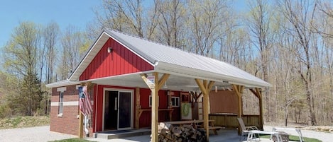 Small studio Cabin in Hoosier National Forest. Trails right outside the door.