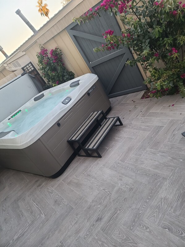 Outdoor spa tub