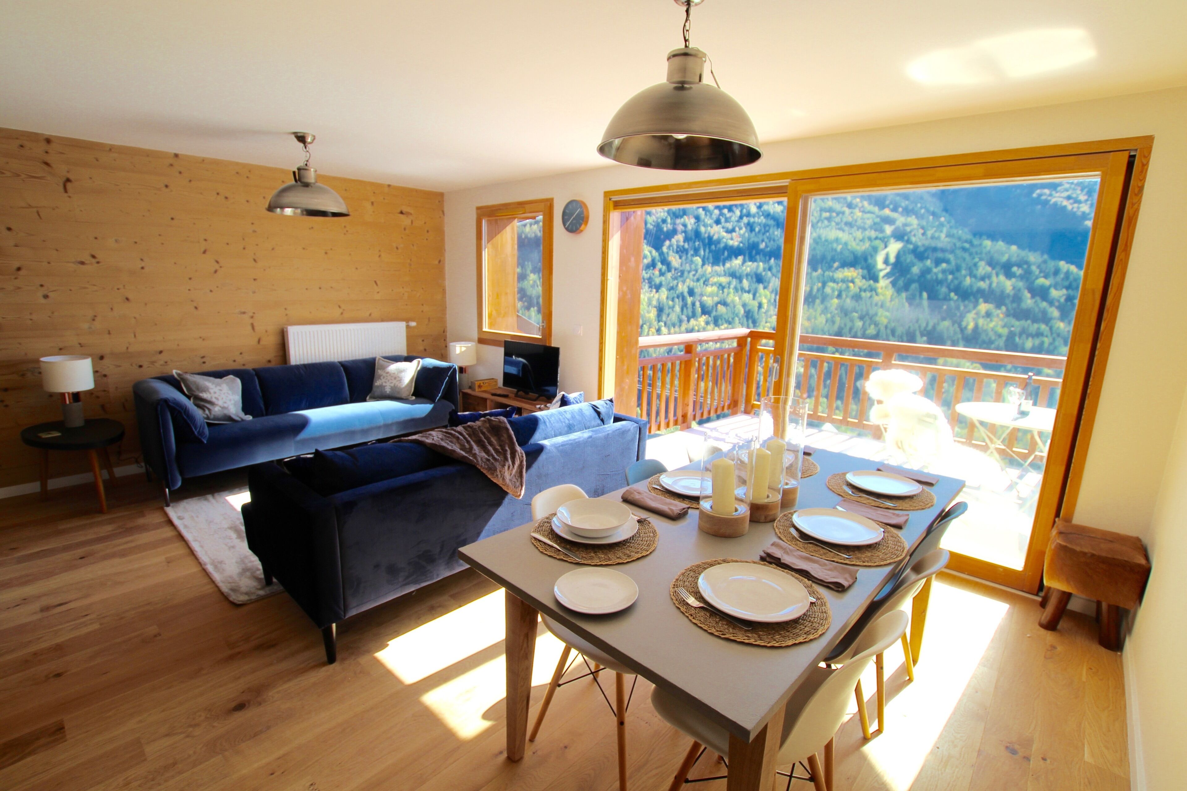 ERSTAUNLICHE NEUBAUWOHNUNG MIT 3 SCHLAFZIMMERN UND BESTEM BLICK IN VAUJANY