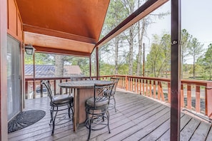 Private Deck | Outdoor Dining Space