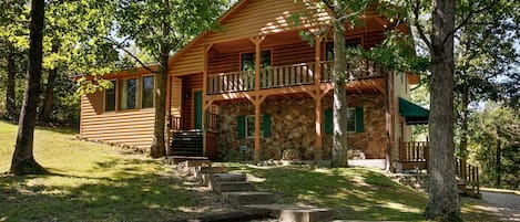 This ultra private property is right in the heart of Branson, but you would never know it!