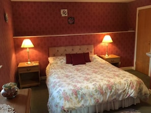 Meubles, Propriété, Confort, Bùtiment, Cadre De Lit, Lampe, Bois, Table, Oreiller