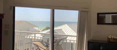 Wake up to gorgeous oceanfront views!