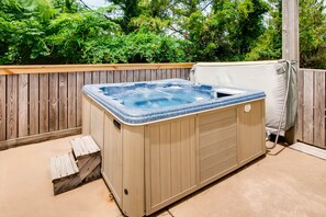 Surf-or-Sound-Realty-Whispering-Surf-891-Hot-Tub