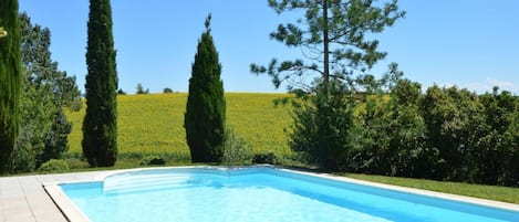 Piscine et son solarium vue sur les champs de tournesols et sur les Pyrénées 