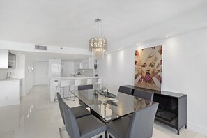 Dining area for 6, seating at kitchen counter for 4