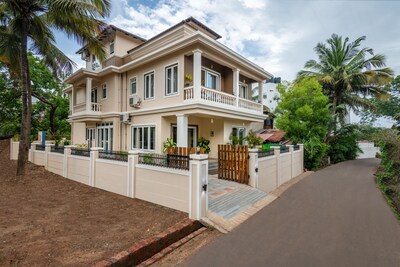 Villa Serenity 6  bedrooms with private pool and parking, close to Baga Beach 