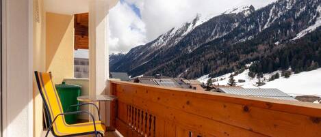 Der Balkon des Apartments mit einem wunderschönen Ausblick auf die Berge.