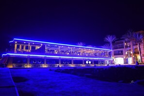 Fachada da propriedade à noite