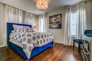 2nd bedroom. Queen bed with luxury linens
