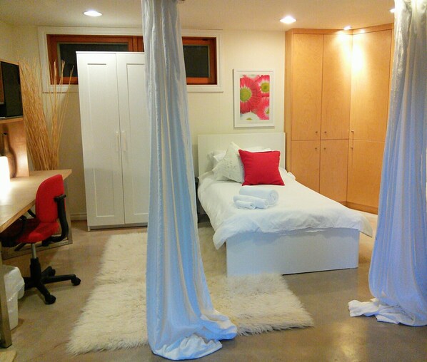 Cozy room with wifi/wired internet and large desk for lap top computer use.