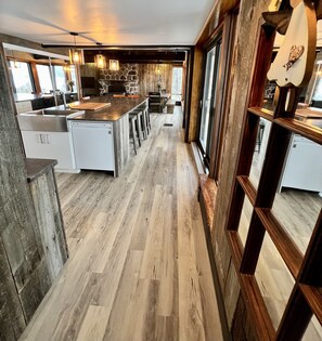 Entrée vers la cuisine et salle à manger
Entrance to the kitchen and dining room