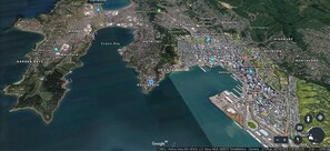 Our location is shown by the blue dot.  Walking to Oriental Bay beach/City