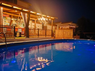 Casa de campo familiar con piscina y patio de inspiración japonesa