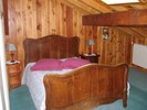 chambre lit double avec un lit enfant à barreaux