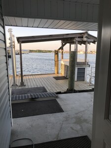 Beautiful Newly Renovated Houseboat in Venice Marina