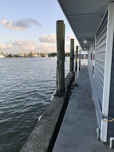 Beautiful Newly Renovated Houseboat in Venice Marina