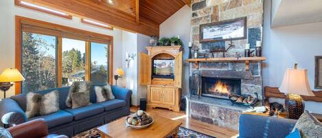 Wood Burning Fireplace, Vaulted Ceilings, HDTV, Cable & WiFi