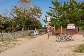 Beach Access Right Across the Street (Park Ave)