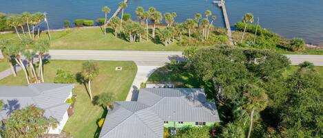 Welcome to the Inlet House! Waterfront living in your "home away from home".