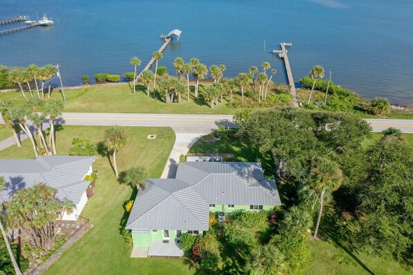 Welcome to the Inlet House! Waterfront living in your "home away from home".