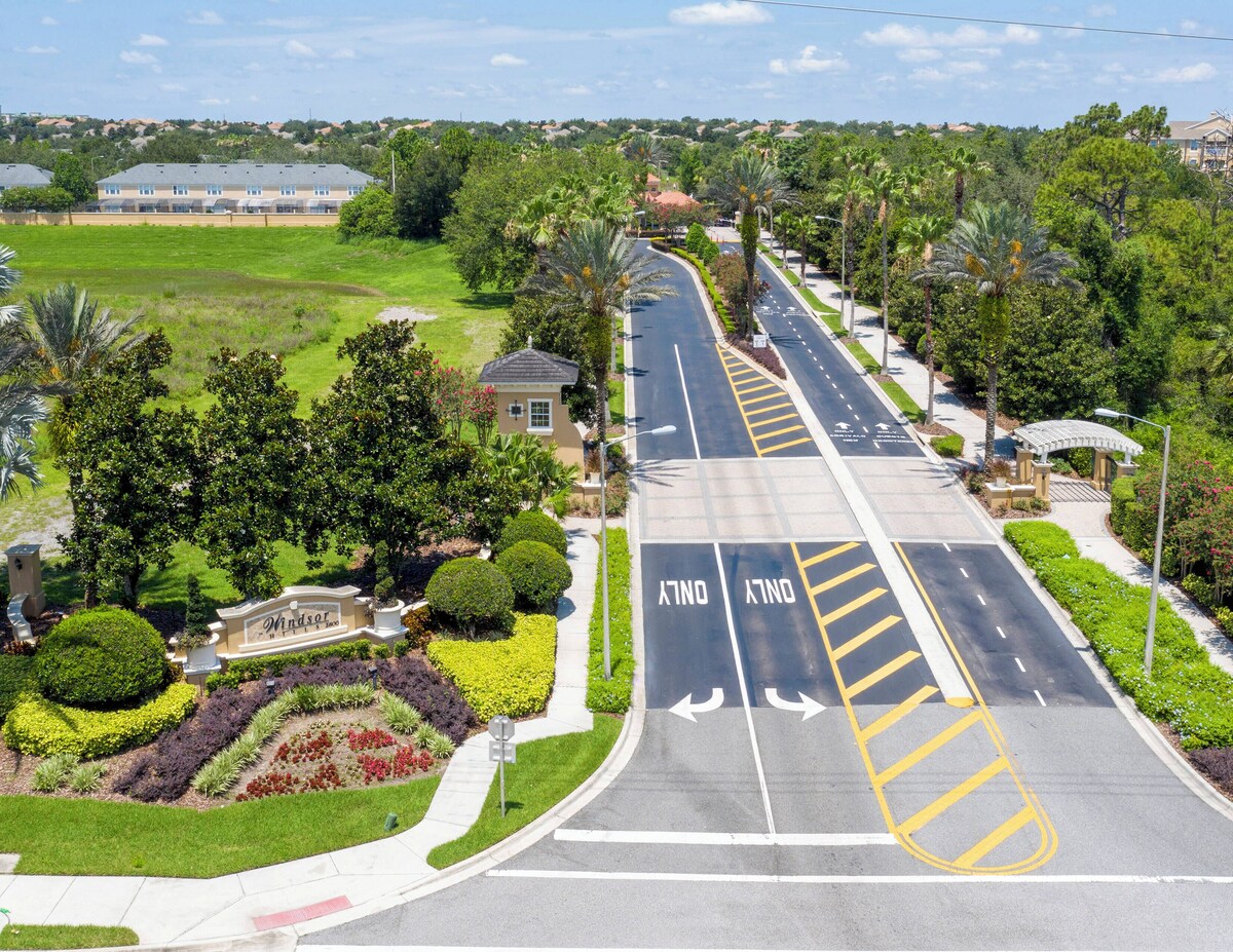 Beautiful townhome, close to Disney & Private Pool