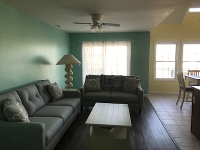 Top Floor Wildwood Condo - 3 Beds 2 Bath- 3.5 Blocks to Beach & Boards