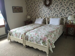 This is the only room in the Manor House that does not have a jacuzzi 