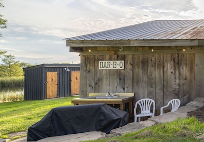 Luxury Cabin for 4  with BBQ Pavilion 