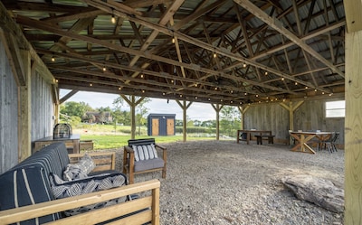 Luxury Cabin for 4  with BBQ Pavilion 