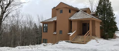 Our home in the snow, located at the end of the road, plenty of parking