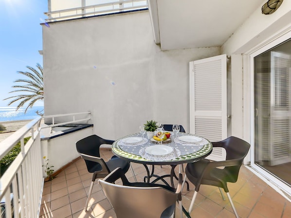Table, Furniture, Property, Chair, Wood, Building, Outdoor Furniture, Window, Architecture, Interior Design