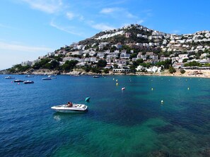 Water, Sky, Cloud, Boat, Water Resources, Daytime, Building, Azure, Watercraft, Coastal And Oceanic Landforms