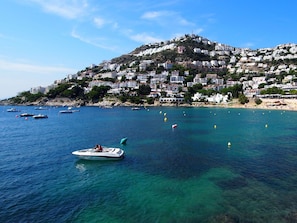 Water, Sky, Cloud, Boat, Water Resources, Daytime, Building, Azure, Watercraft, Coastal And Oceanic Landforms