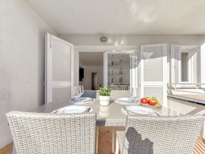 Property, Furniture, Table, Window, Rectangle, Building, Interior Design, Wood, Flooring, Floor