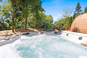 Outdoor spa tub